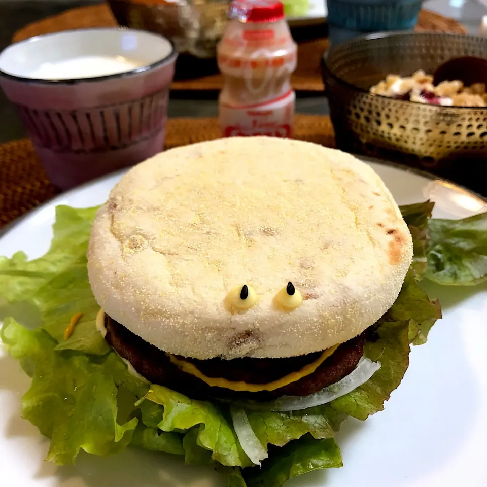 Snapdishの料理写真:ライ麦マフィンで朝ごバーガー🍔 #朝ごぱん  #目付き  #ハンバーガー|nao子さん