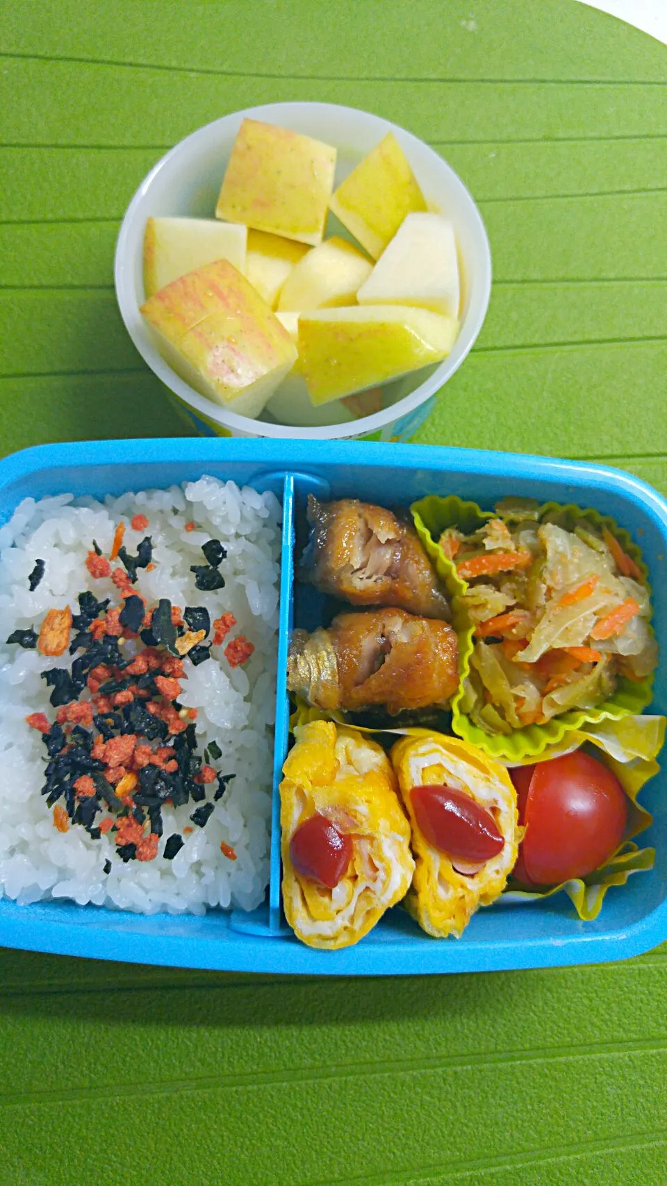 ☆3歳お弁当☆検査入院のため検査後のごはん。若芽鮭ごはん＊ハム玉子焼き＊野菜胡麻和え＊ミニトマト＊秋刀魚蒲焼き＊リンゴ|ｼｮｺﾗさん