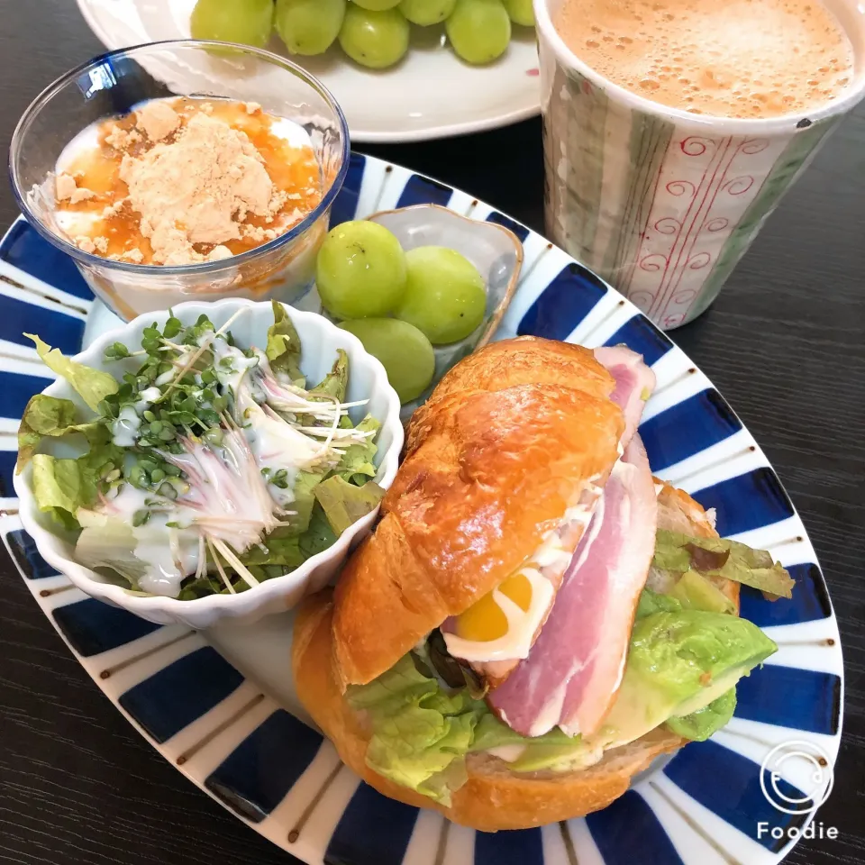 今日の朝ごはん 鴨の燻製クロワッサンサンド|さーたんさん