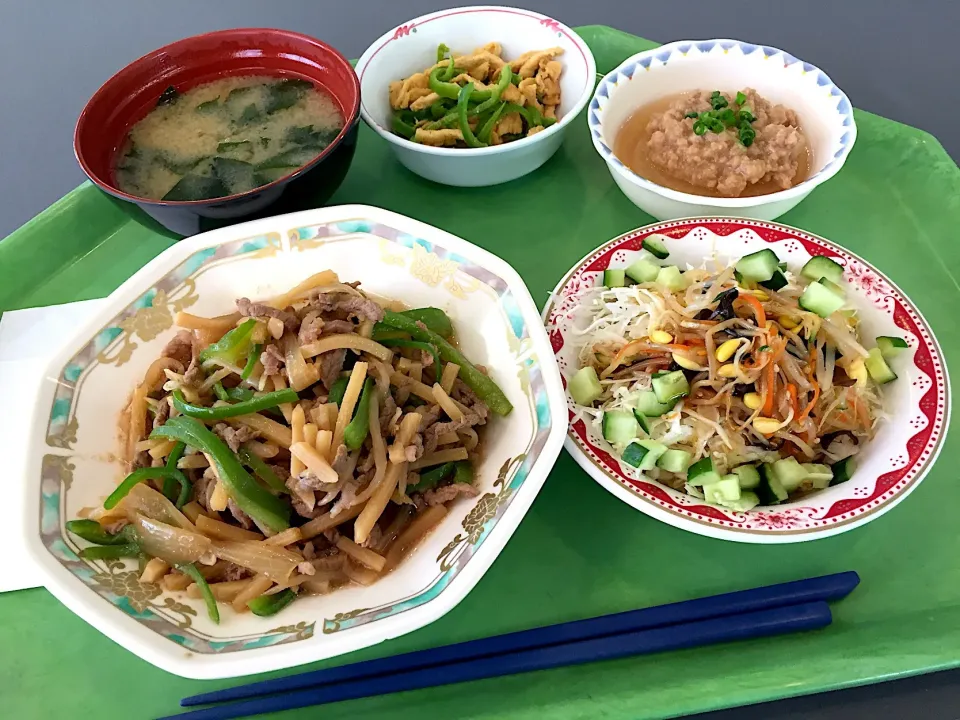 青椒牛肉絲、ピーマンと油揚げのからし和え、大根の肉味噌がけ、中華サラダ、味噌汁|Tadahiko Watanabeさん