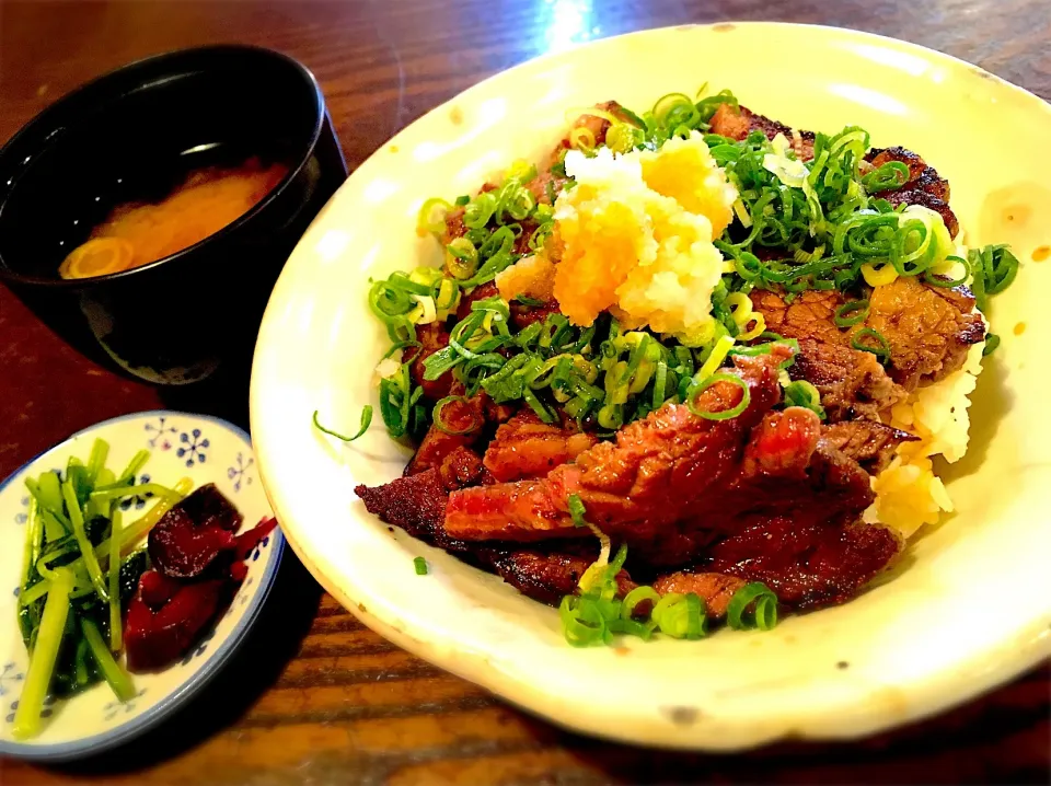 ステーキ丼|みなとさん