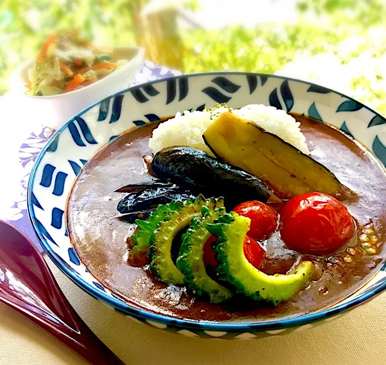 昼ごはん  夏野菜のガーリックソテー添えカレー🍛|砂雪さん