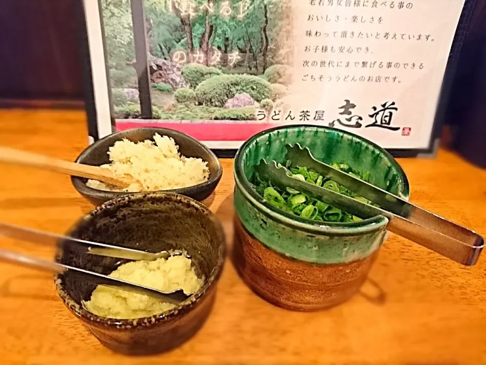 今日のランチは、初めて訪れたおうどん屋🍜さん！
お冷やと一緒に、自分専用のたっぷりの葱、たっぷりの生姜、天かすが出てきました♥️|yokoさん