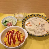 オムライス、カブととり肉のミルクリームスープ、サラダ、ナシ|かんこさん