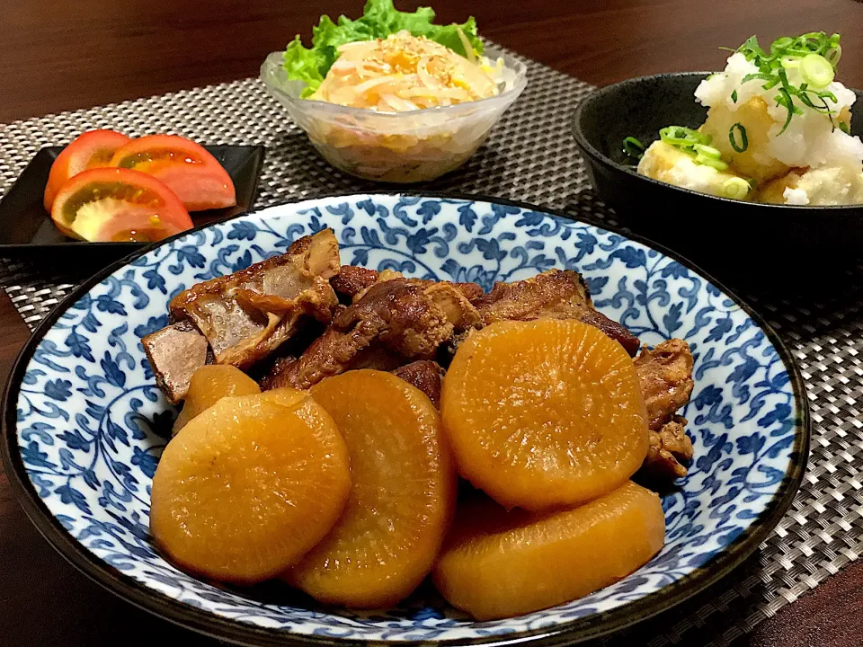 スペアリブと大根の煮物 揚げ出し豆腐 春雨サラダ トマト|みっきーさん