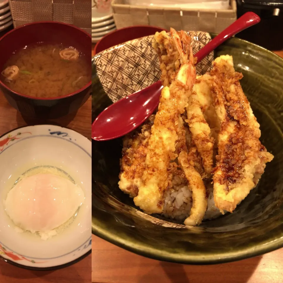 天丼🍤
たまごは、半分ぐらい食べた後に、たまごかけご飯の要領でお食べ下さい！|るみおんさん