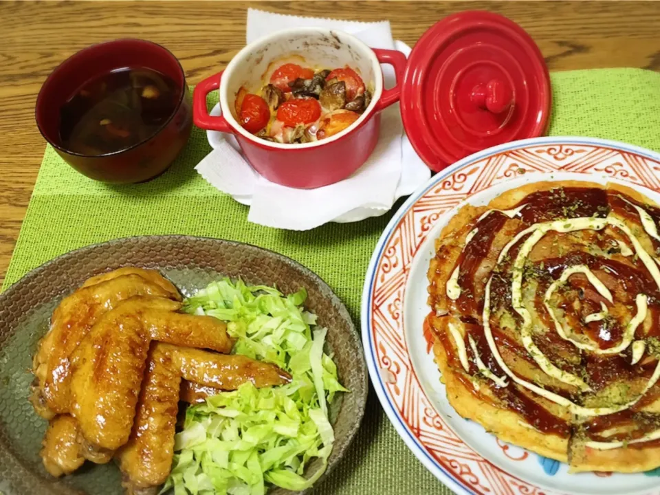 青梗菜とワカメのお味噌汁・トマトとマッシュルームのチーズ焼き・お好み焼き・手羽先ポン酢ソテー|美也子さん