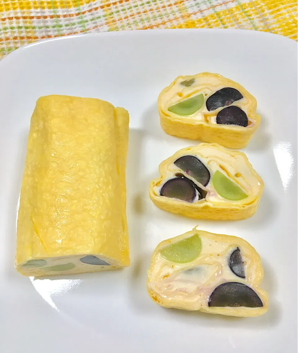 Snapdishの料理写真:Champagne Mousse & Grape Crepe Roll-Ups|gonbenさん