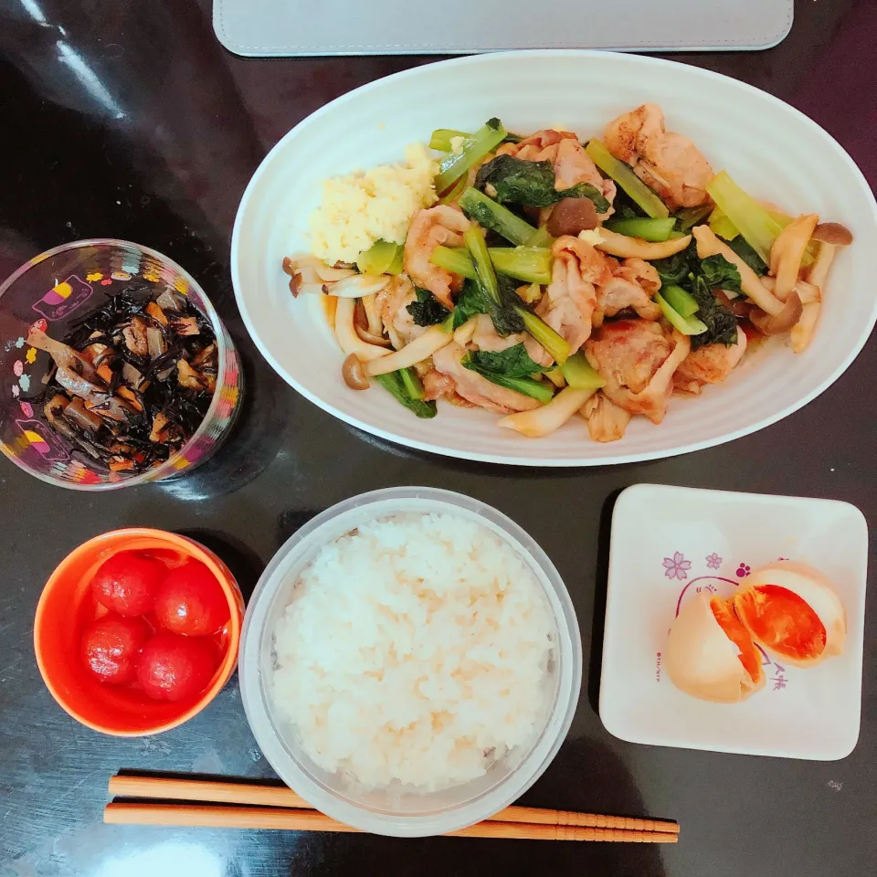 豚肉と小松菜のオイスターソース炒めとひじきの煮物とトマトのマリネと半熟味卵|りんさん