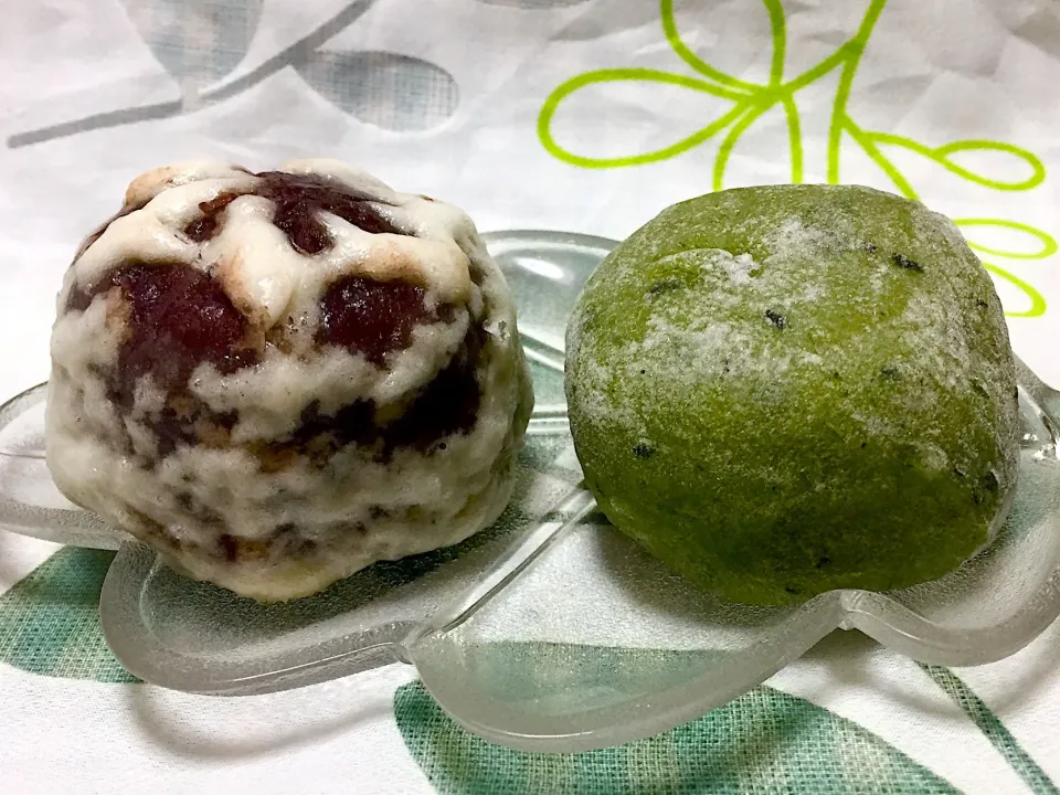 破れ饅頭(吹雪まん)とよもぎ大福 何ともハロウィン🎃な吹雪まん... 怖くて食べれましぇ〜ん😱|Shin_chanさん