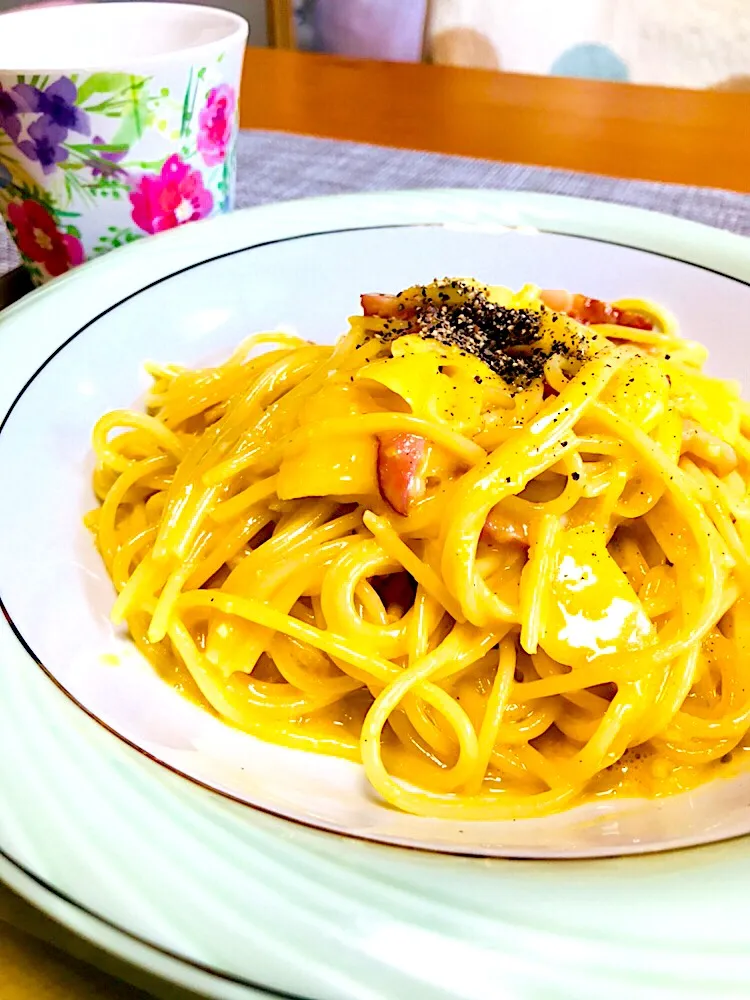 一人ランチはカルボナーラ🍽
市販ソースにちょい足し🍝|ちはるさん