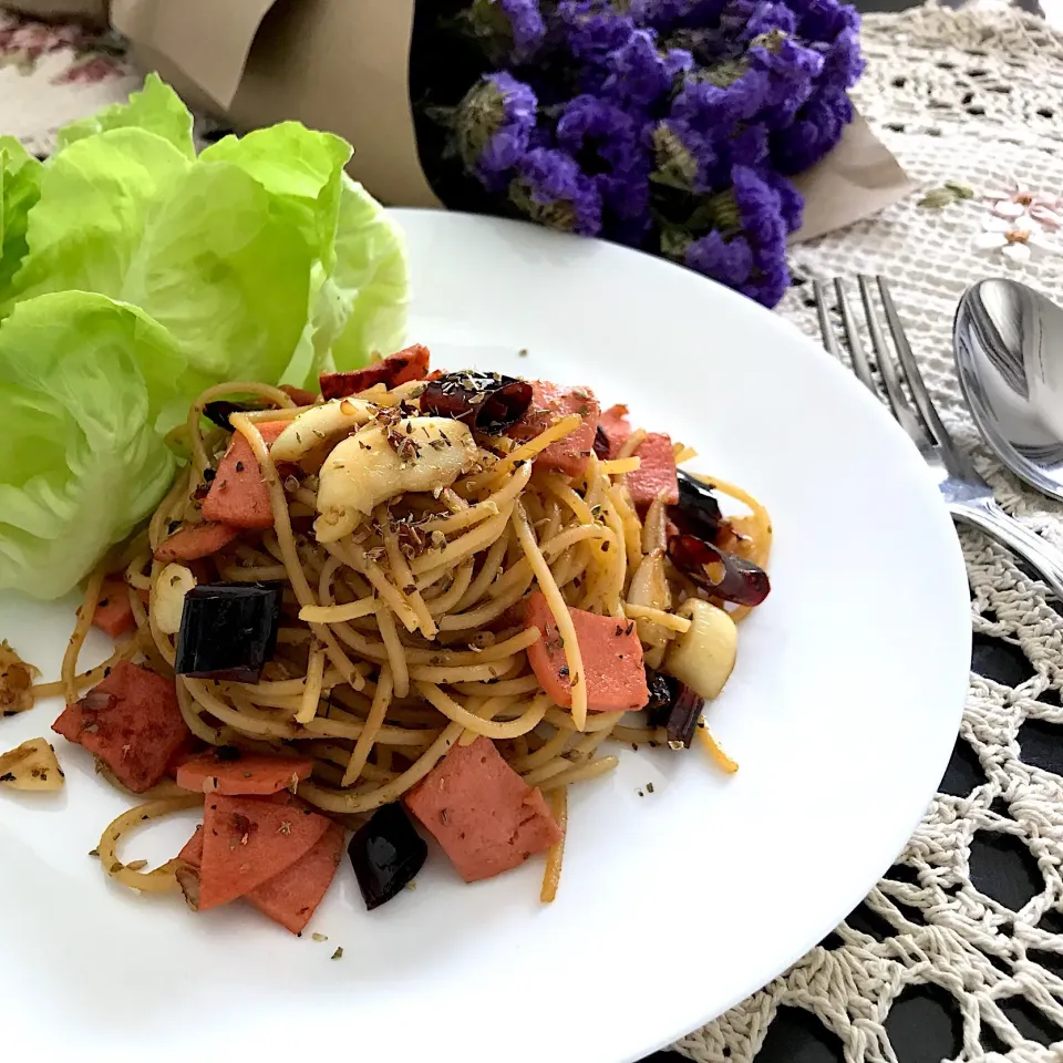 Snapdishの料理写真:Spaghetti with dried chilli, garlic and beacon|Panaddaさん