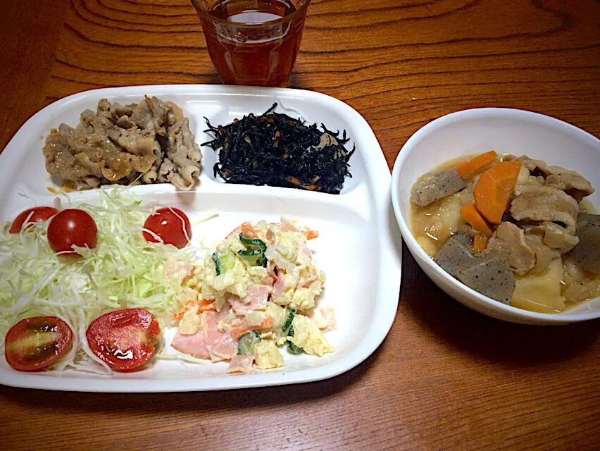 実家で作る今日の男飯(๑˃̵ᴗ˂̵)肉じゃが&ポテサラ&ひじき煮&冷しゃぶしゃぶ肉🍖&新米🎶|ひーちゃんさん