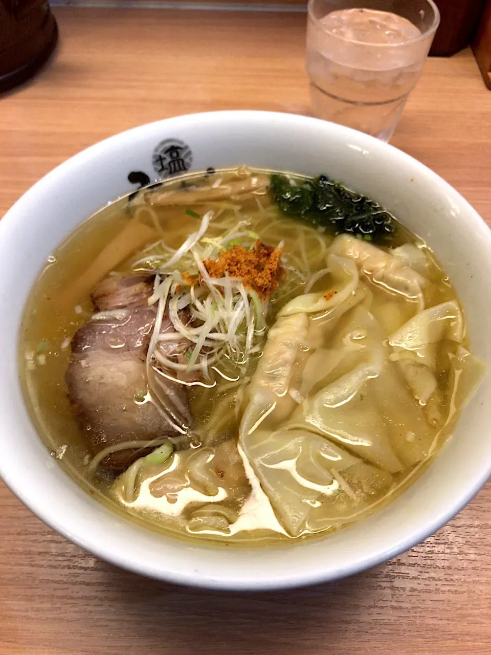 Snapdishの料理写真:海老🦐ワンタン麺 塩|るみおんさん