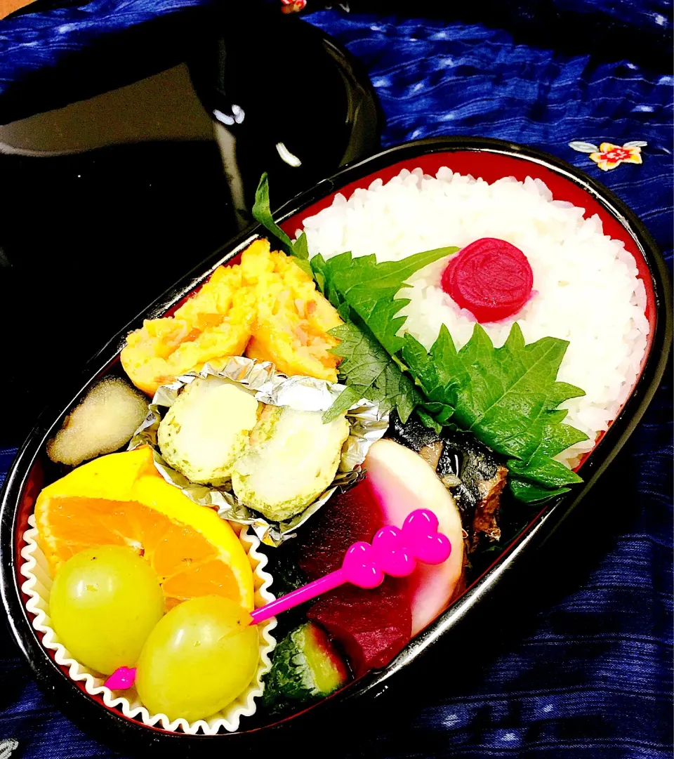 Snapdishの料理写真:#お弁当  #お弁当じまん  #自分弁当    #ビーツピクルス  #紅いのはビーツ  #塗り物  #本漆  #川連漆器  #日の丸弁当  #和食弁当  #胡瓜の漬物  #ヘルシー料理 #シャインマスカット|Blueberry🫐さん