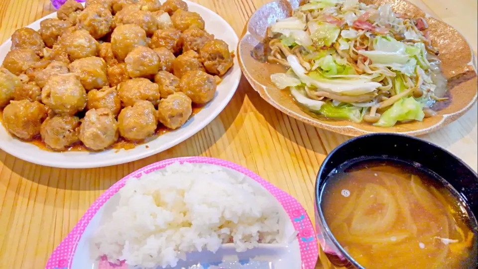 照り焼きミートボール☆きのこと野菜のバター炒め☆醤油汁　ミートボールにも醤油汁にも絹醤油！|みぽりんさん