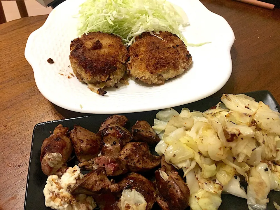 Snapdishの料理写真:豪華な1人ご飯。
ポテサラでコロッケと、砂ずりの焼き鳥|AyanoTanakaさん