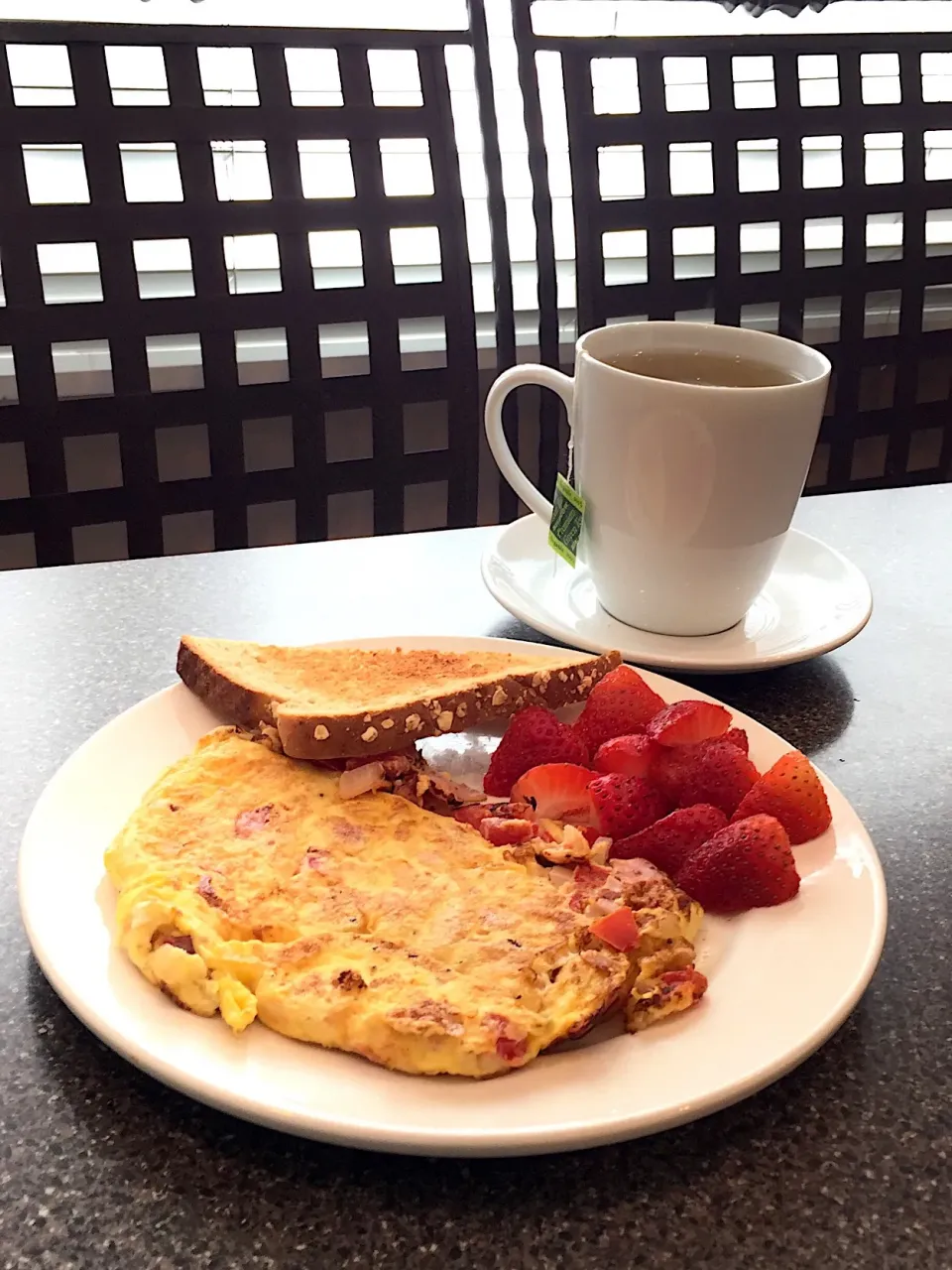 Omelette with onions, tomatoes and ham 
Strawberries and wheat oatnut bread|FitMomDoc19さん