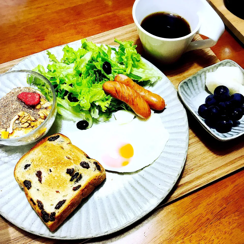 レーズンパンの朝ごはん|AKKOさん