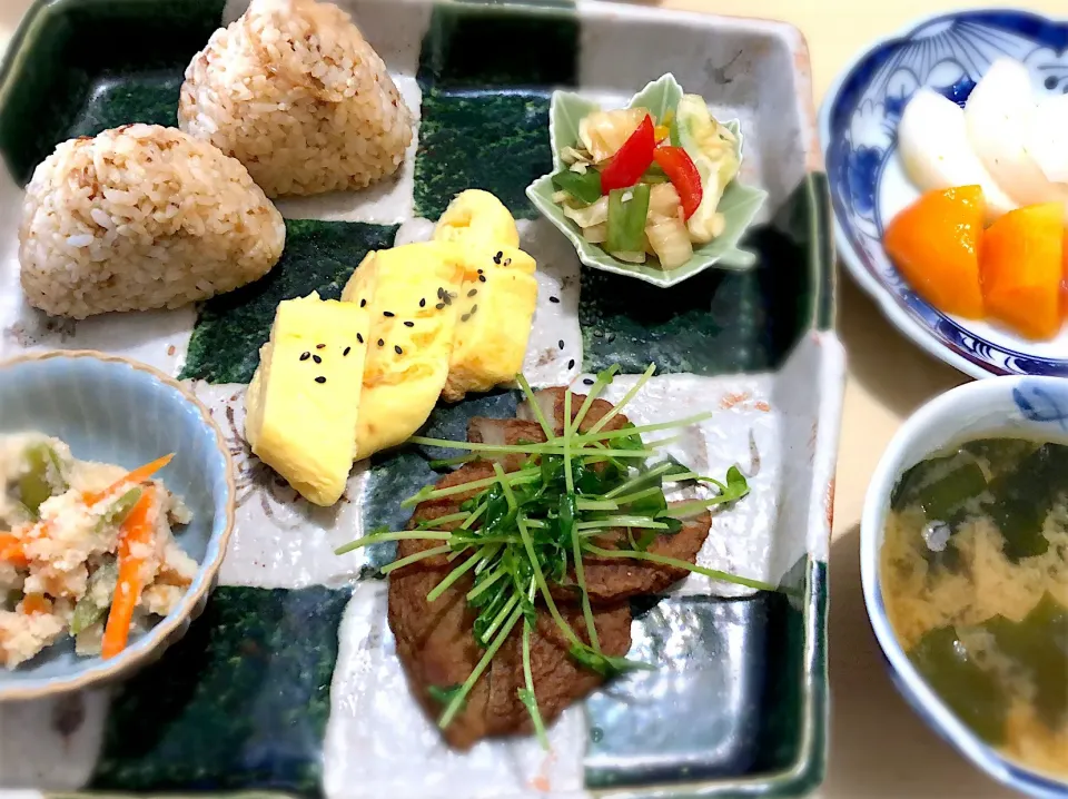 9／30朝食  #朝ごはん 
 #献立   おかかおにぎり ほねくの炙ったの 豆苗のさっと炒め 玉子焼き おから煮 漬け物 
ワカメと千切り大根の味噌汁  フルーツ(柿、梨)|おさんどんさん