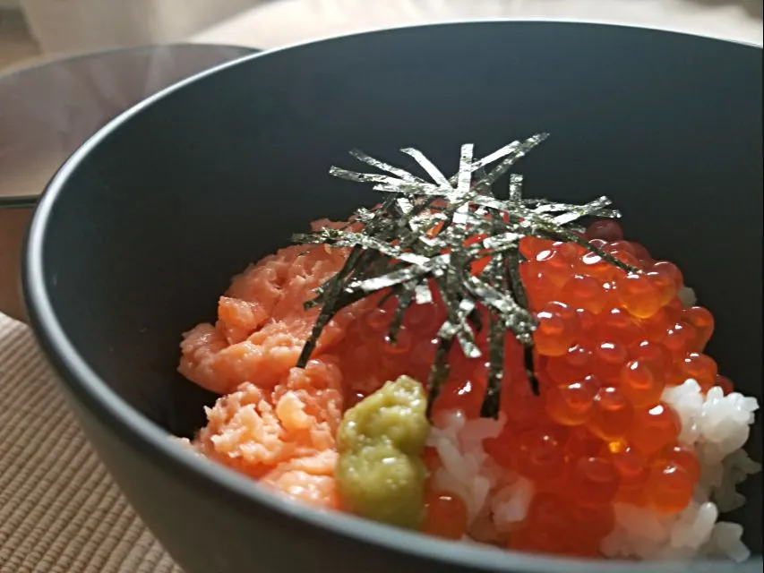 イクラとサーモントロの親子丼|しあるさん