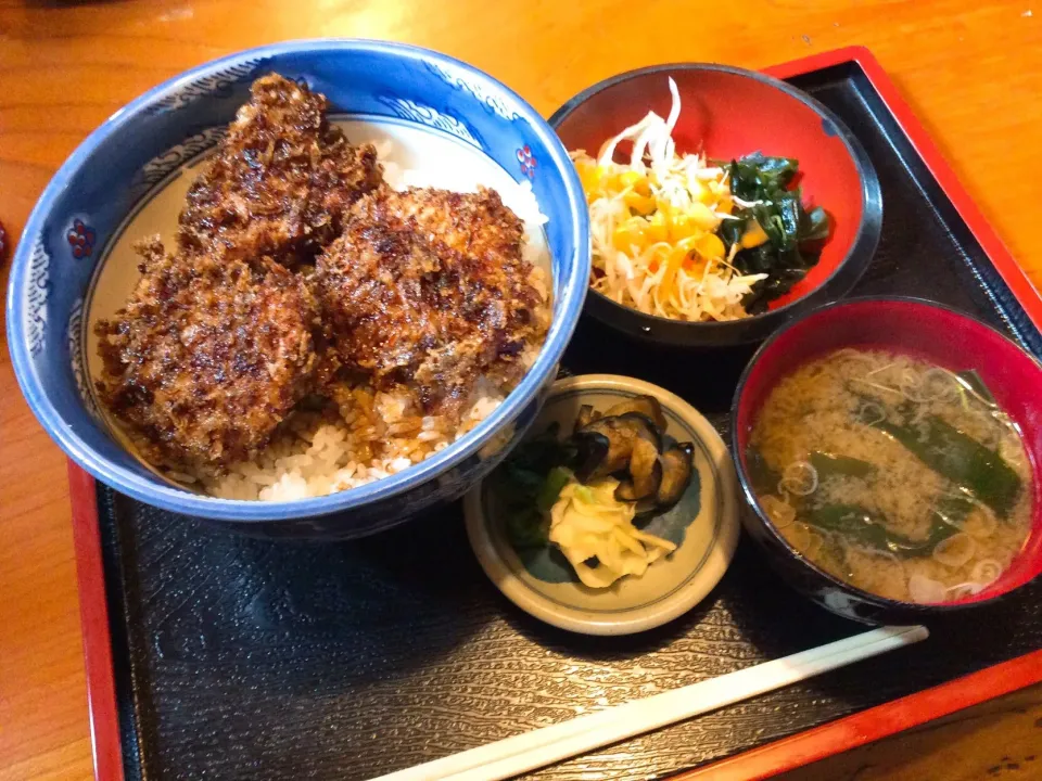 群馬県にカツ丼はソース味😋|アライさんさん