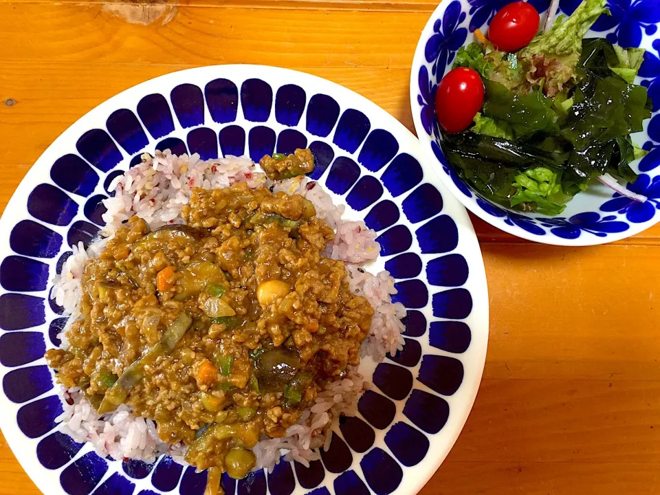 野菜いっぱいひき肉のカレーとワカメサラダ♡☺️|ぱさくまさん