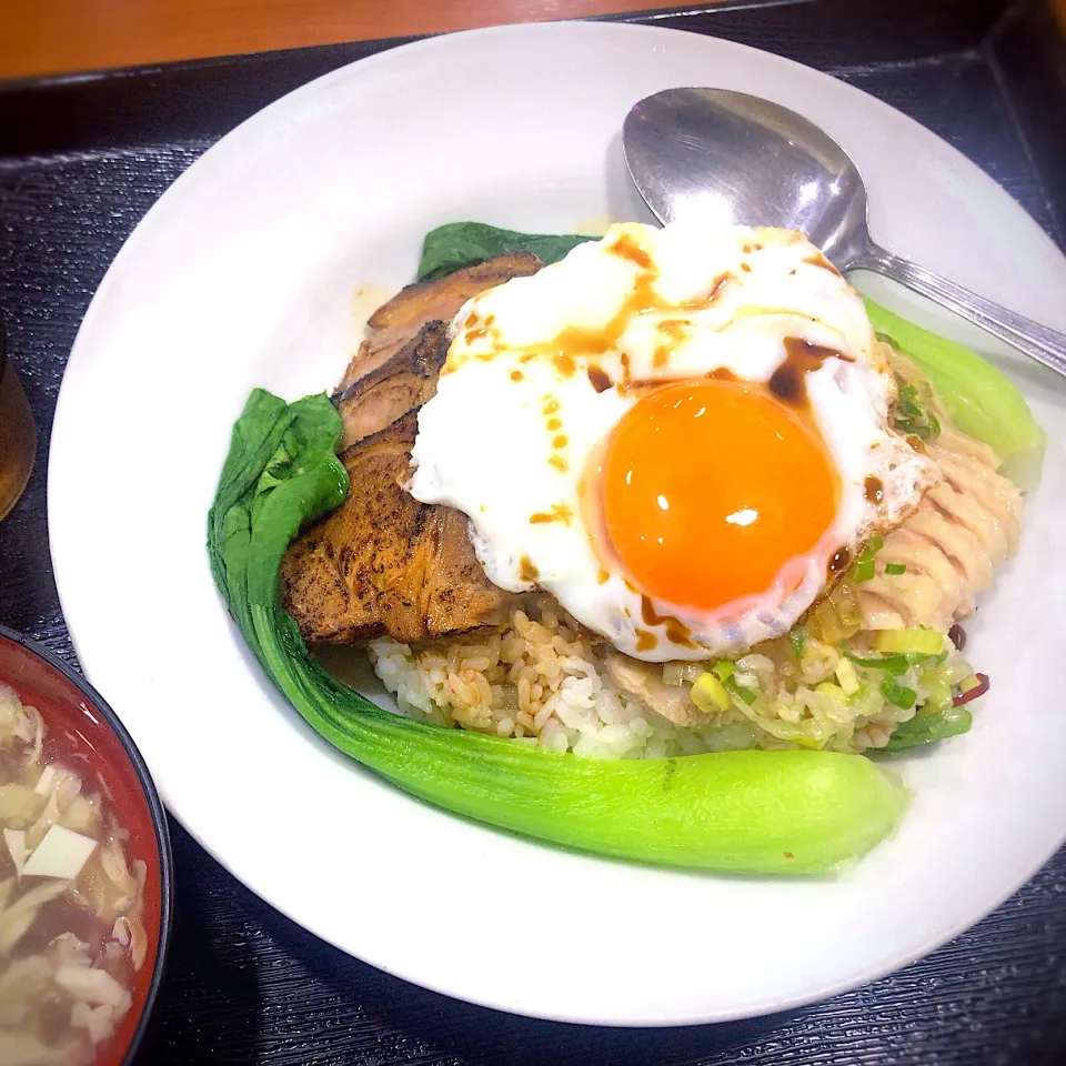 鵜の木・嘉宴 の 蒸し鶏と叉焼のスタミナ丼|Gigi Cafeさん