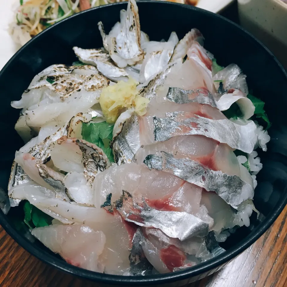 釣りアジと太刀魚炙り2色丼|釣り好きけんちゃんさん