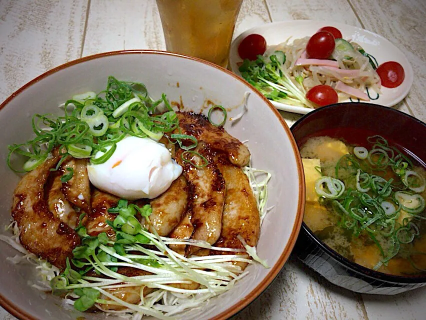 Snapdishの料理写真:今日の男飯(๑˃̵ᴗ˂̵)豚トロ味噌ダレ丼with 温玉&もやしとキュウリのサラダ&豆腐とワカメの味噌汁🎶|ひーちゃんさん