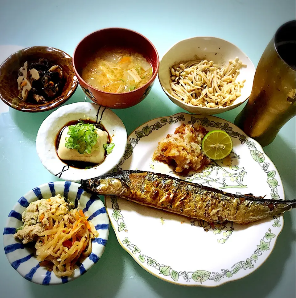 秋刀魚、冷奴、根菜と揚げさんの味噌汁、あらめと蓮根の炒め煮、おからのたいたん、切り干し大根、えのきポン酢。|Miecchiさん