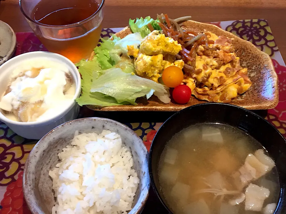 Snapdishの料理写真:朝ごはん
納豆オムレツ、レタス、かぼちゃサラダ、プチトマト、きんぴらゴボウ、白米、鶏団子味噌汁、バナナ添えヨーグルト、ルイボスティー|かよちゃんさん