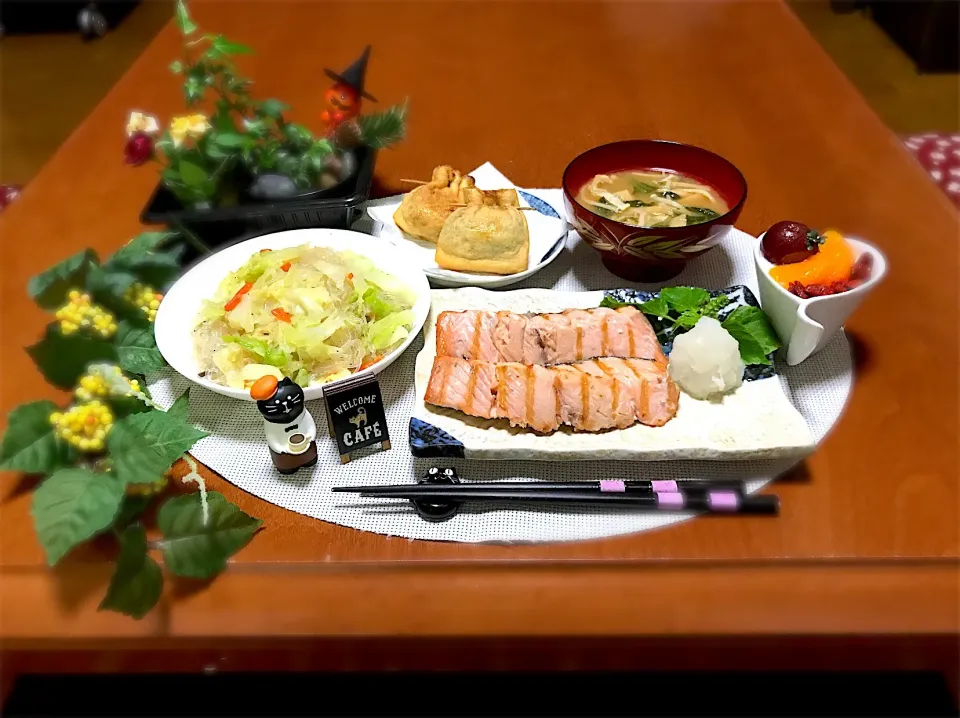 Snapdishの料理写真:焼き鮭＆キャベツと春雨の炒め物&油揚げの納豆詰め揚げ🤗|バシュランさん