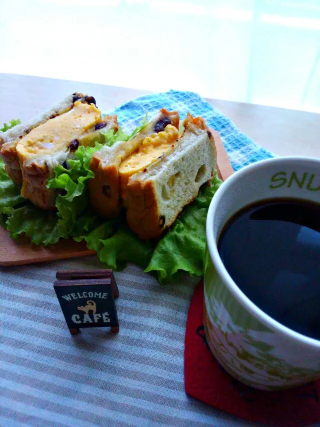 Snapdishの料理写真:玉子焼きフライパンで玉子焼きサンド|みるくここあさん