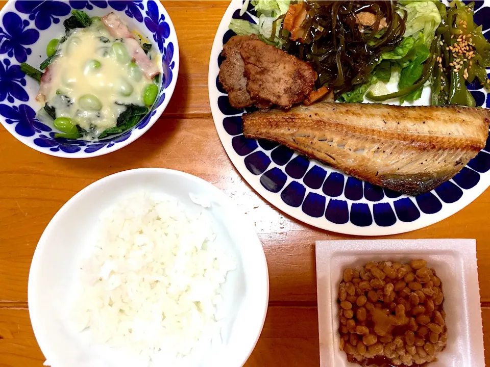 サラダ、焼き魚、焼き豚、ほうれん草枝豆チーズ、白米、納豆|ぱさくまさん