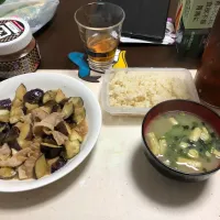 Snapdishの料理写真:なすと豚肉のオニポン炒め、ご飯、味噌汁|ohwayさん