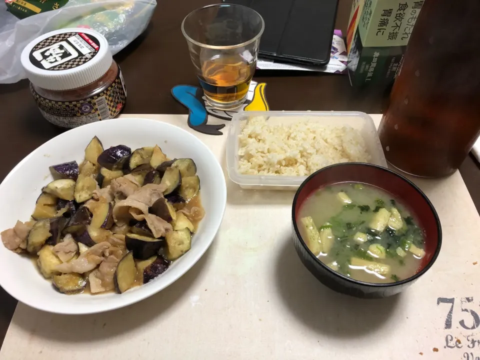 Snapdishの料理写真:なすと豚肉のオニポン炒め、ご飯、味噌汁|ohwayさん