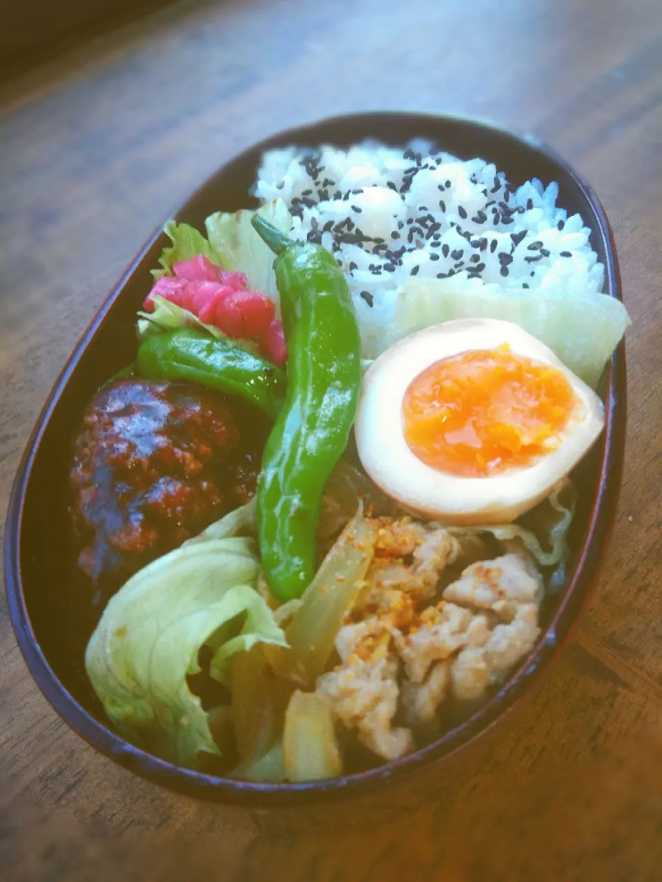 今日のお弁当
・煮込みハンバーグ
・豚コマ生姜焼き
・煮卵|akiさん