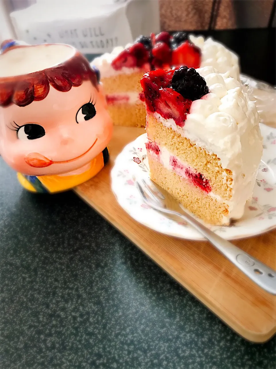 お誕生日ケーキ♡米粉スポンジのベリーベリーショートケーキ。|ぽき。さん