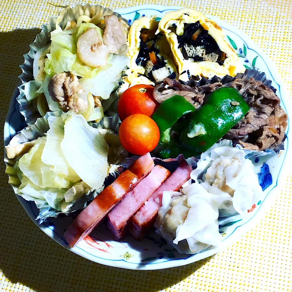 明日の主人のお弁当🍱
ひじき入りだし巻き卵
焼きそば
白菜と薄揚げの煮物
チンジャオロース
ハムステーキ
シュウマイ
プチトマト🍅|りゅうママさん