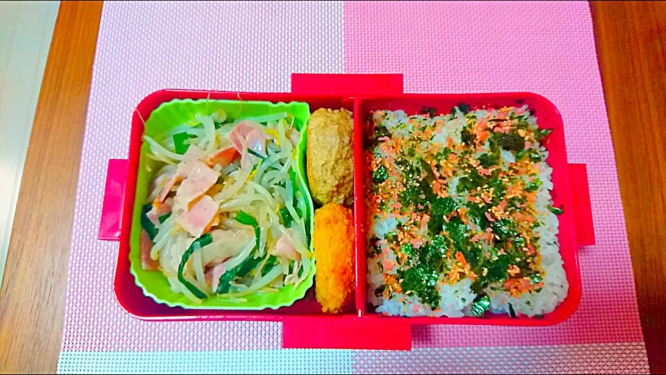 Snapdishの料理写真:モヤシとニラとベーコンの野菜炒め🎵旦那さんお弁当🎵😊|かおるcitronさん