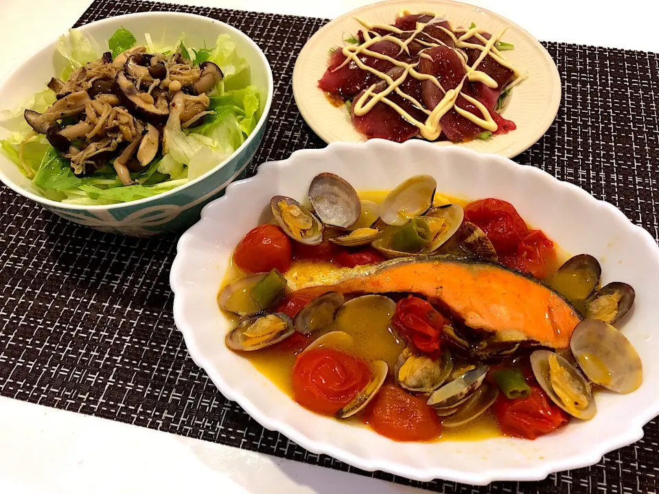 Snapdishの料理写真:#アクアパッツァ 
 #鮭のアクアパッツァ 
 #キノコのマリネサラダ
 #カツオのカルパッチョ|ゆぺこさん