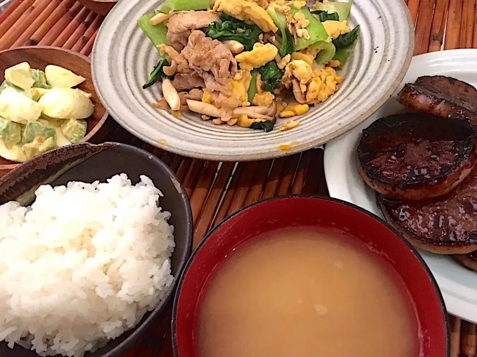 Snapdishの料理写真:きょうの夜ごはん #青梗菜としめじ、豚肉の卵炒め #大根ステーキ#じゃがいもの味噌汁#半熟卵とアボガドのサラダ|chachaさん