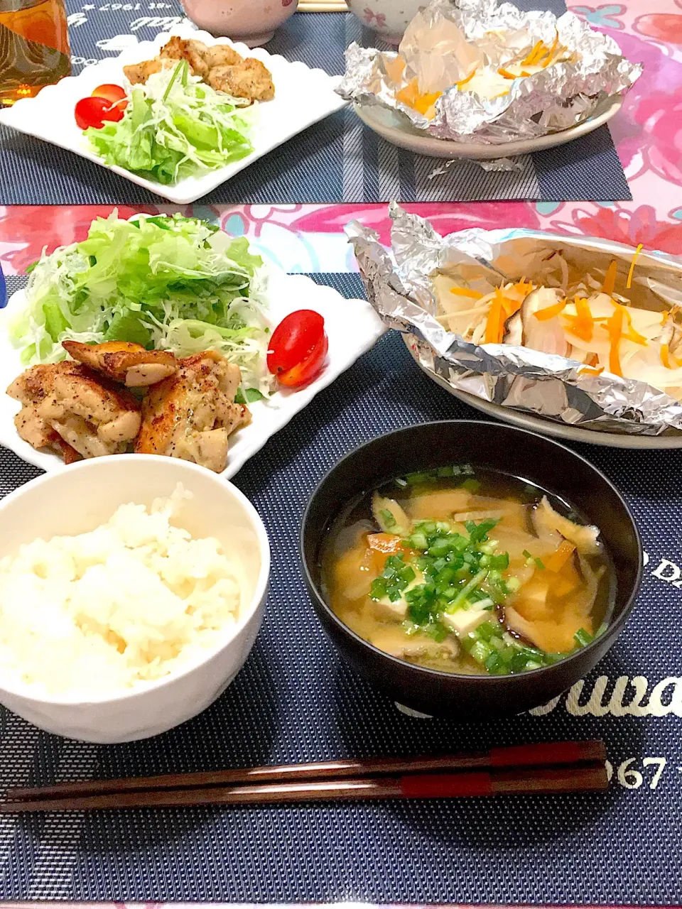 鮭のホイル焼き、鶏肉のガーリックペッパー焼き、野菜、味噌汁、ご飯🍚|kumi♡さん