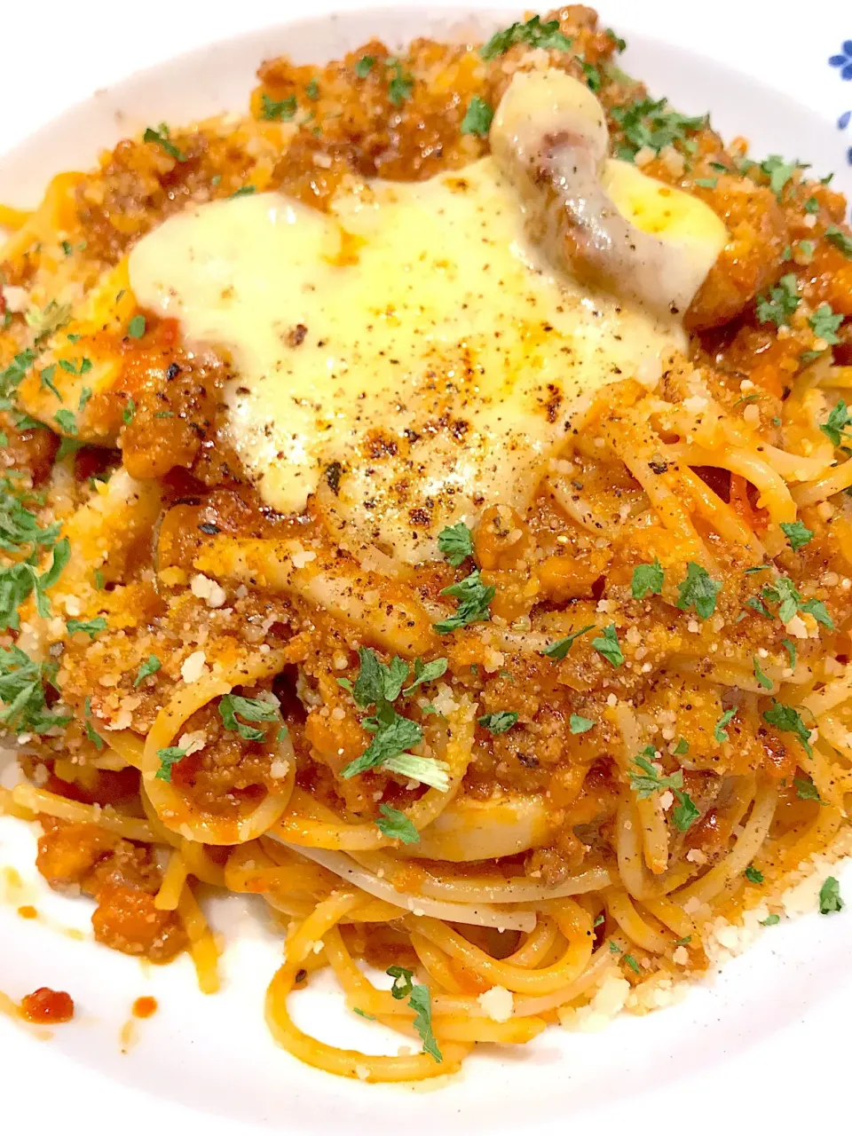 挽肉キノコパスタにバジルチーズ乗せ🍝🧀|Naohiko Moriさん