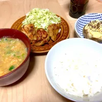 Snapdishの料理写真:タンドリーチキン  コールスローサラダ風  じゃがマヨ  豆苗と納豆の味噌汁|とりちゃんさん