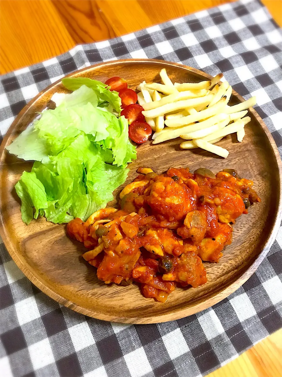 チキントマト煮、フライドポテト、サラダ|sayaさん