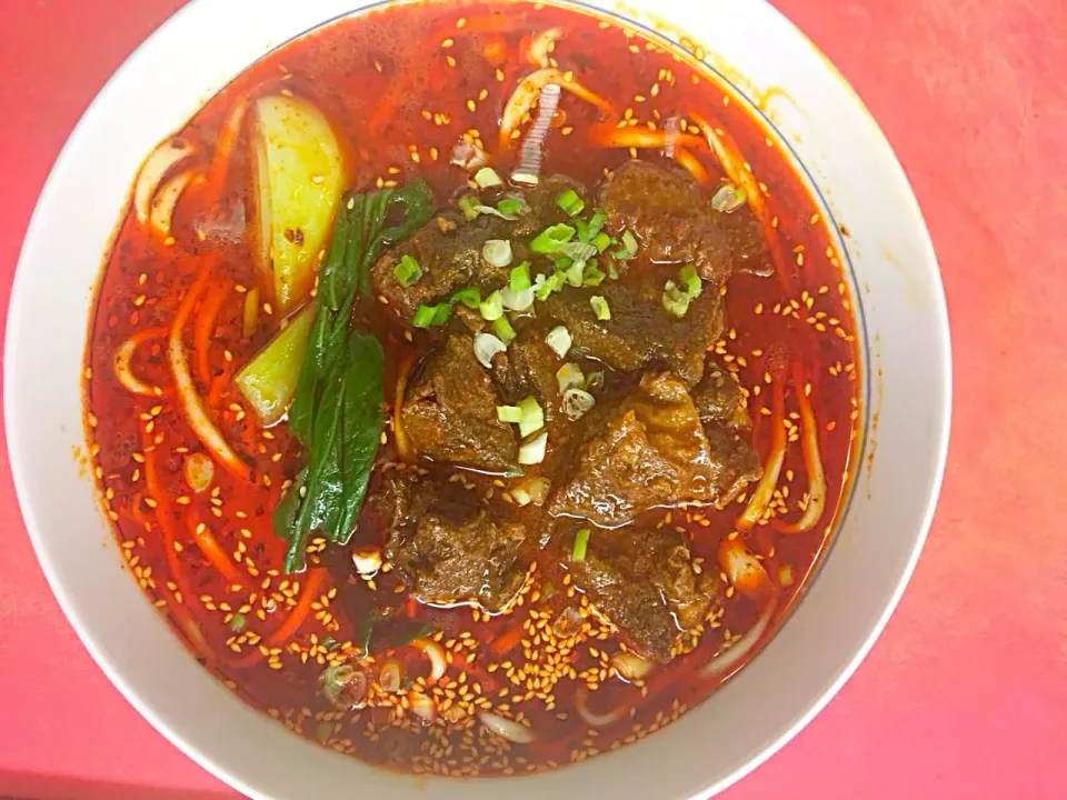 "Sichuan beef noodles", the secret soup. First of all, the bowl of noodles you see will feel very appetizing. Second, the scent will come. Finally, the spicy ta|Sharon Xingさん