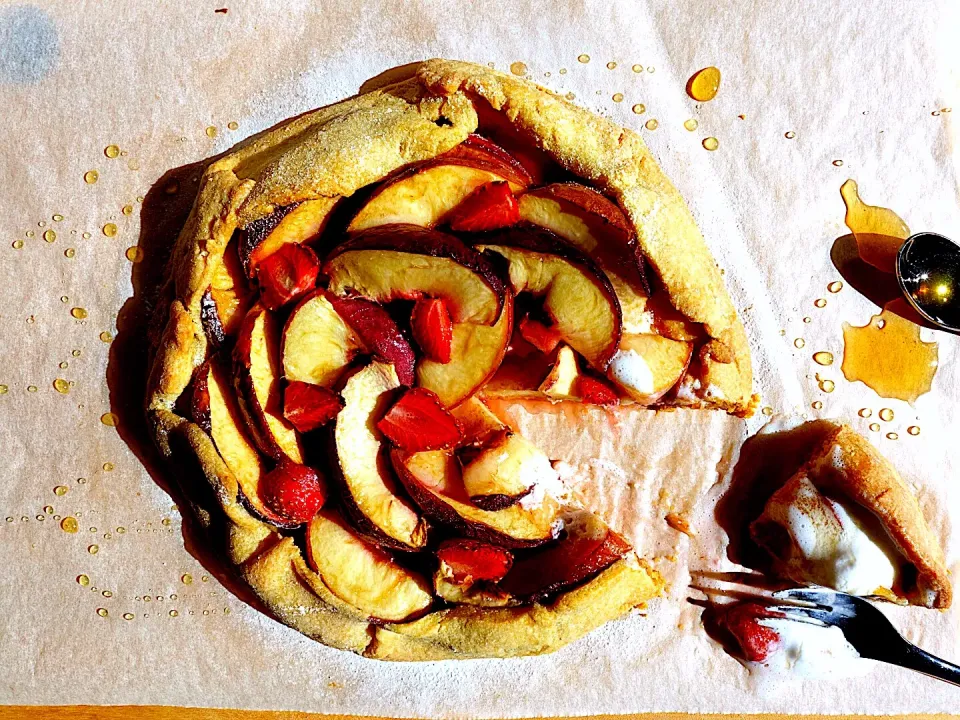 Galette with nectarines, strawberries and honey|Giさん