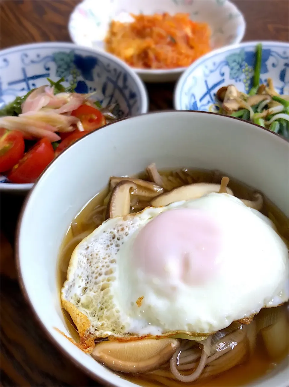 Snapdishの料理写真:朝ごはんの目玉焼きのせ十割蕎麦|Shinobu  Takahashiさん